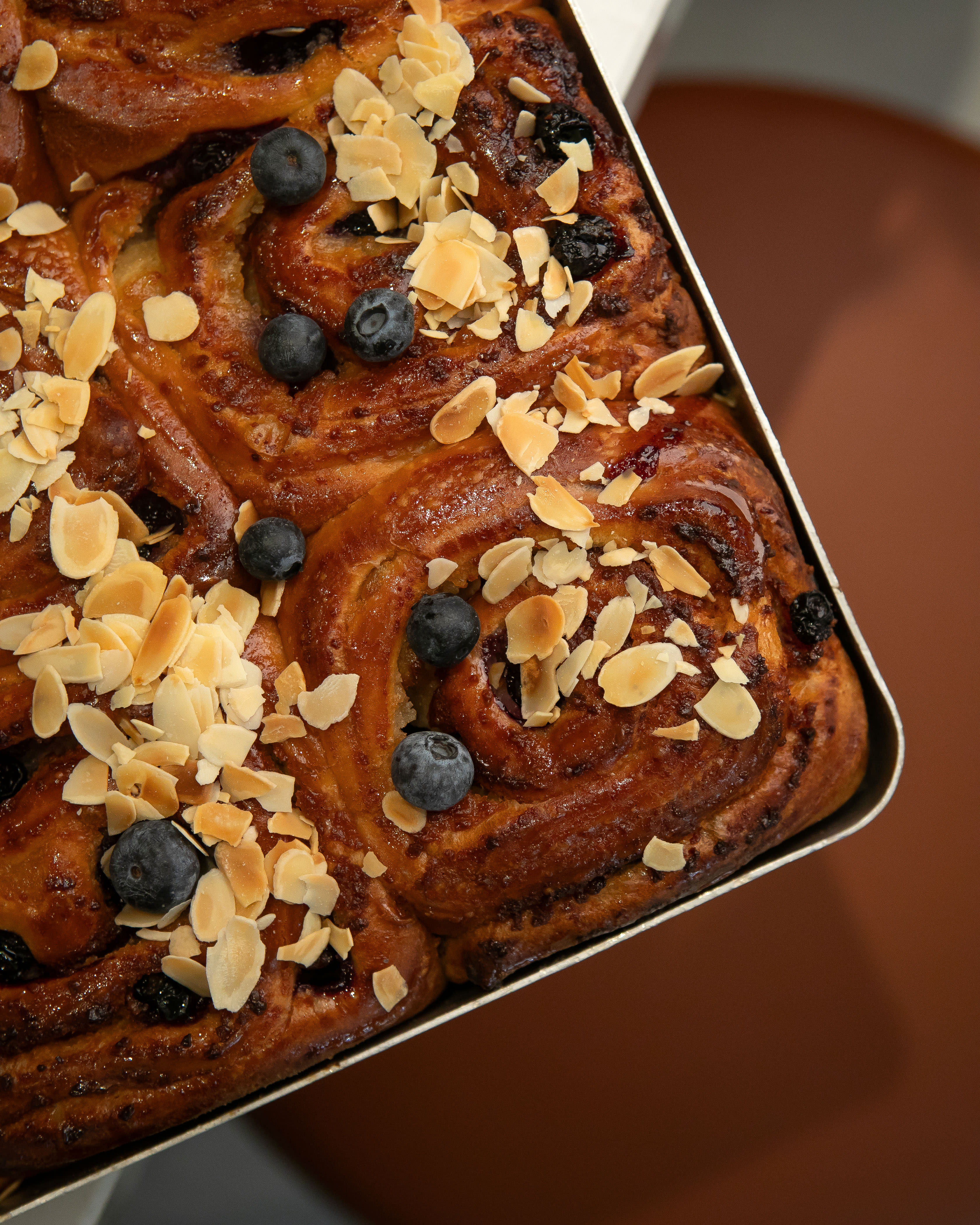 BERGH-1838-Deli-Baked-Cinnamon-Rolls-Tray