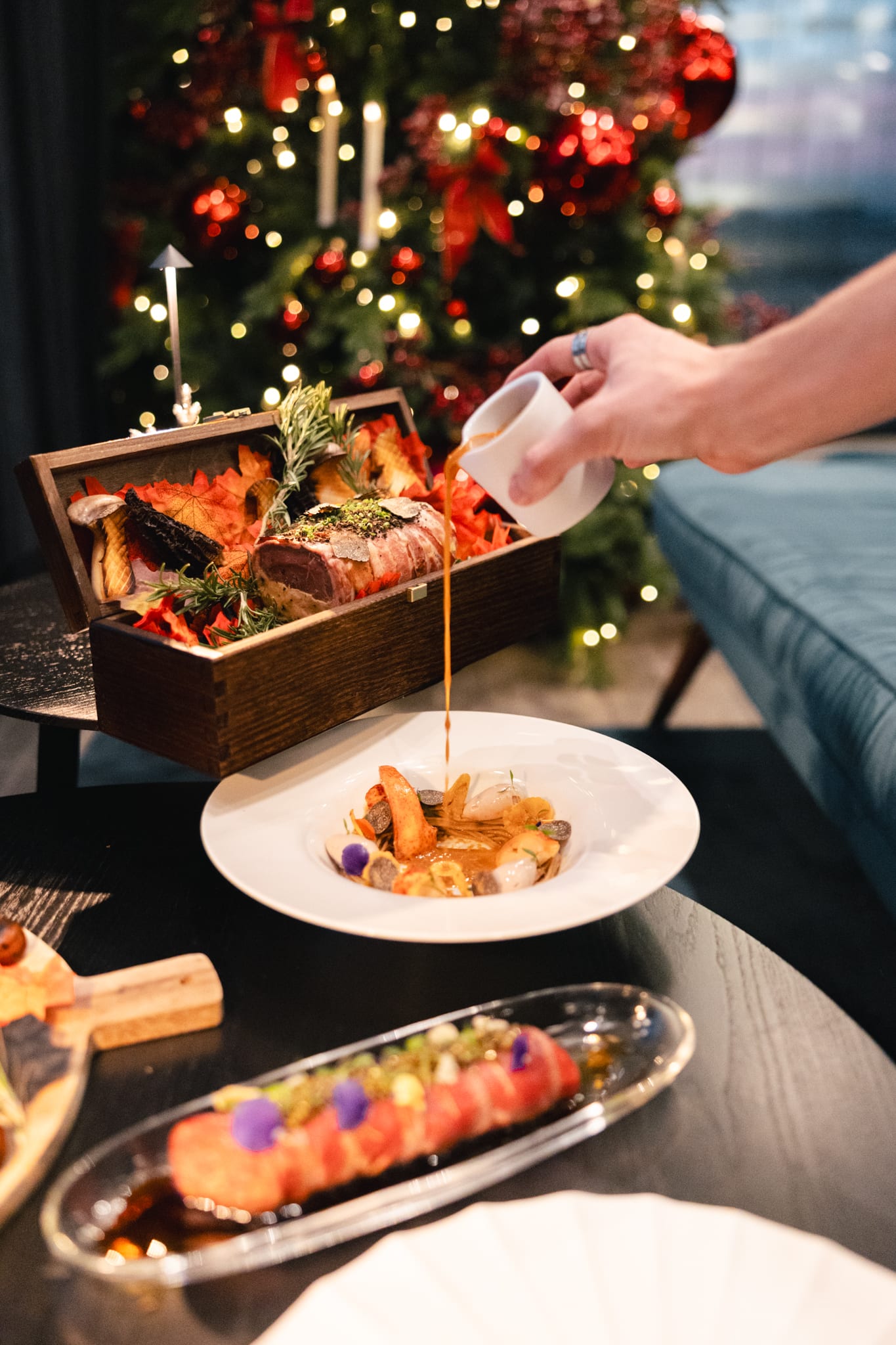 Muniqo Nye Dinner Pouring