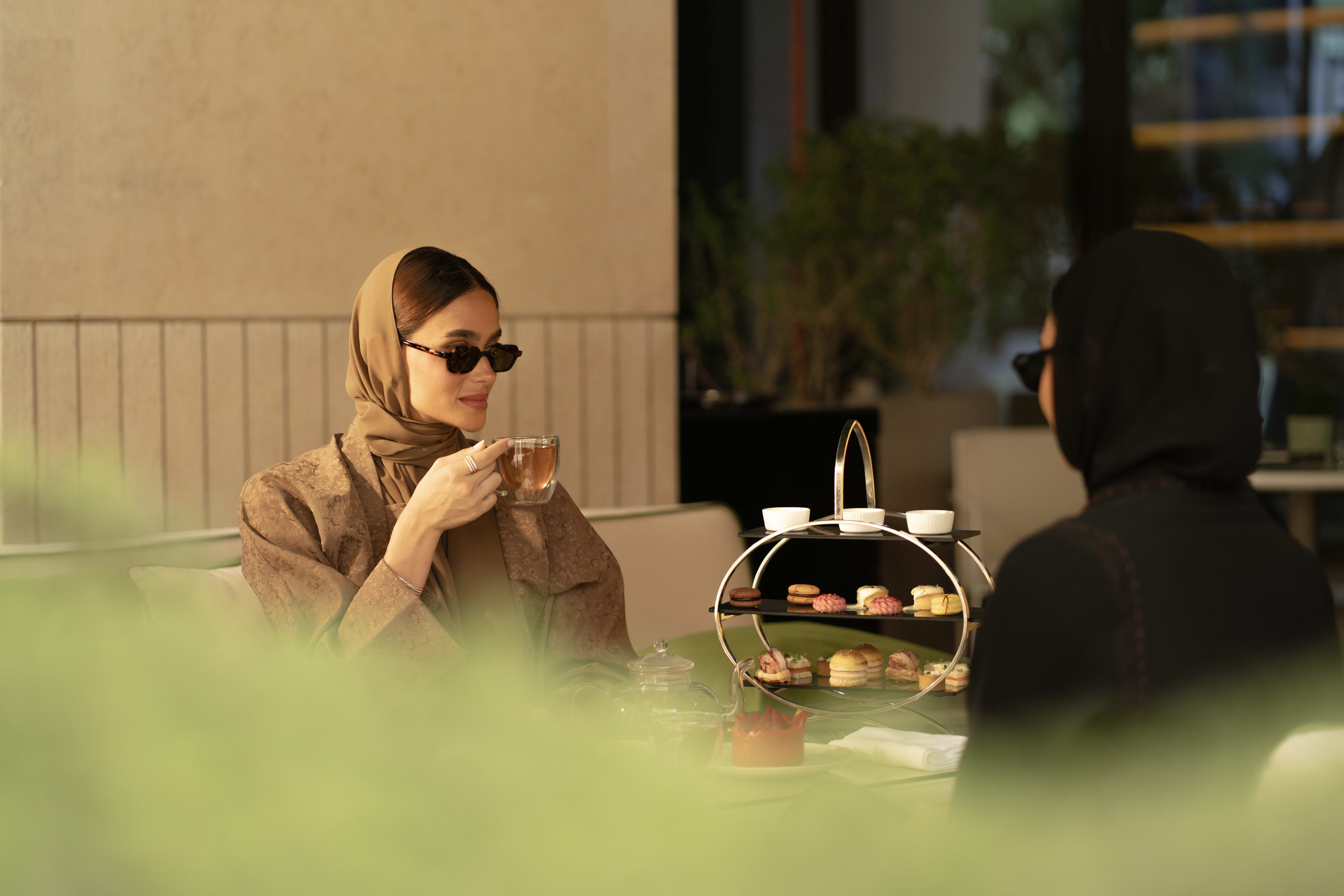Anis Woman Afternoon Tea Outdoor