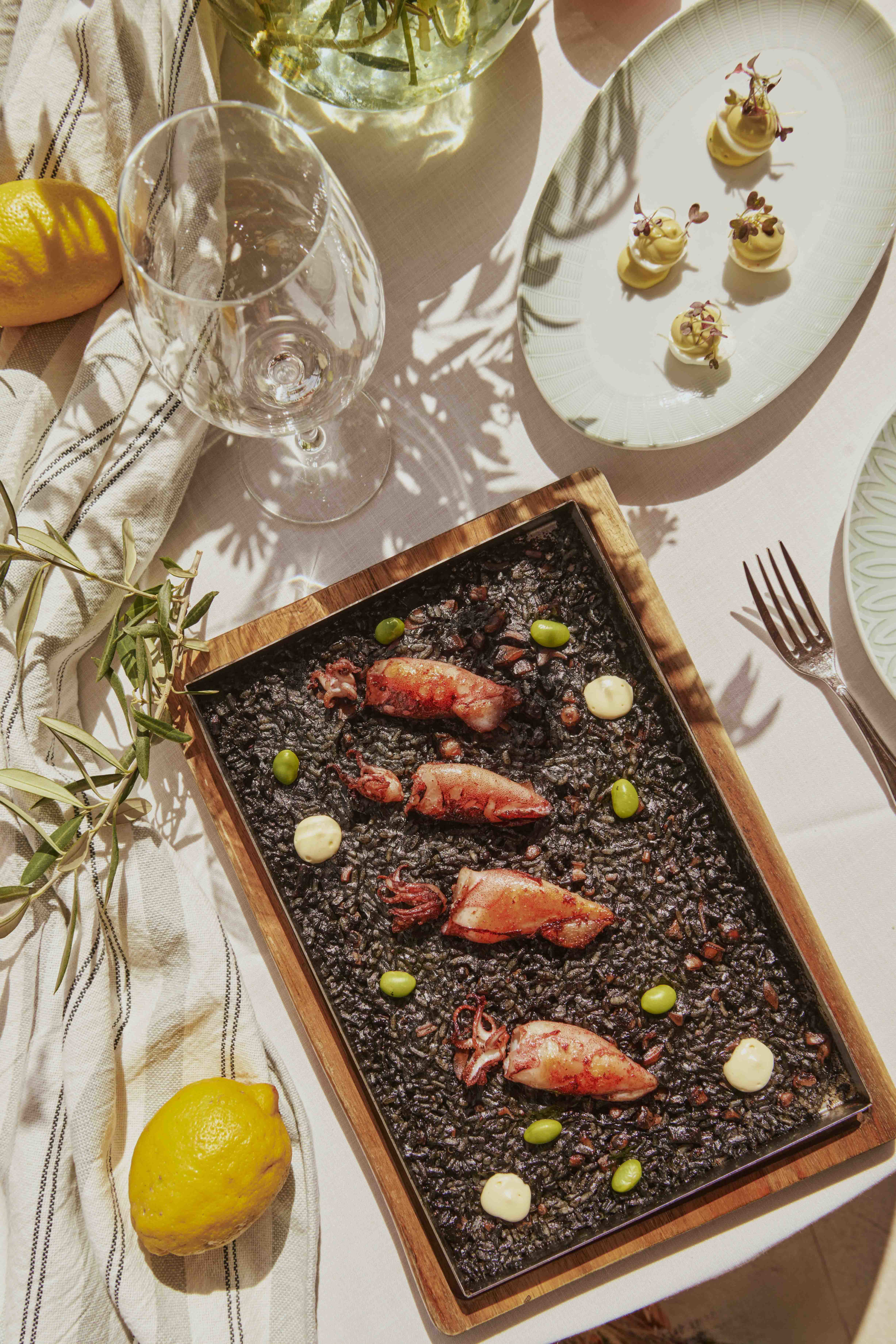 Arroz a La Llauna Negro De Choco Con Habitas Tiernas (2)