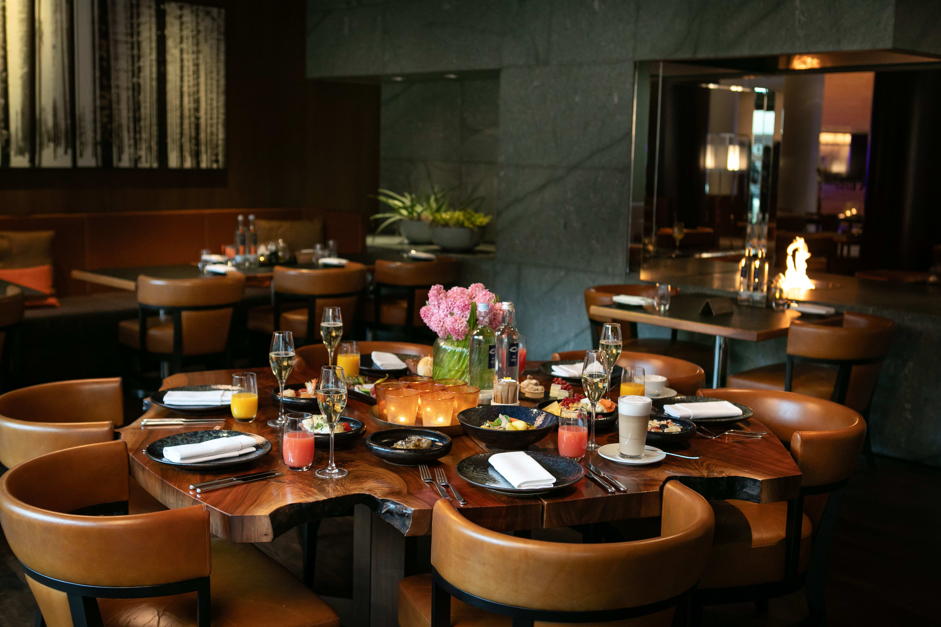 Bistro Mitte Foto Von White Kitchen 20250123 Extra Grand Brunch Tisch