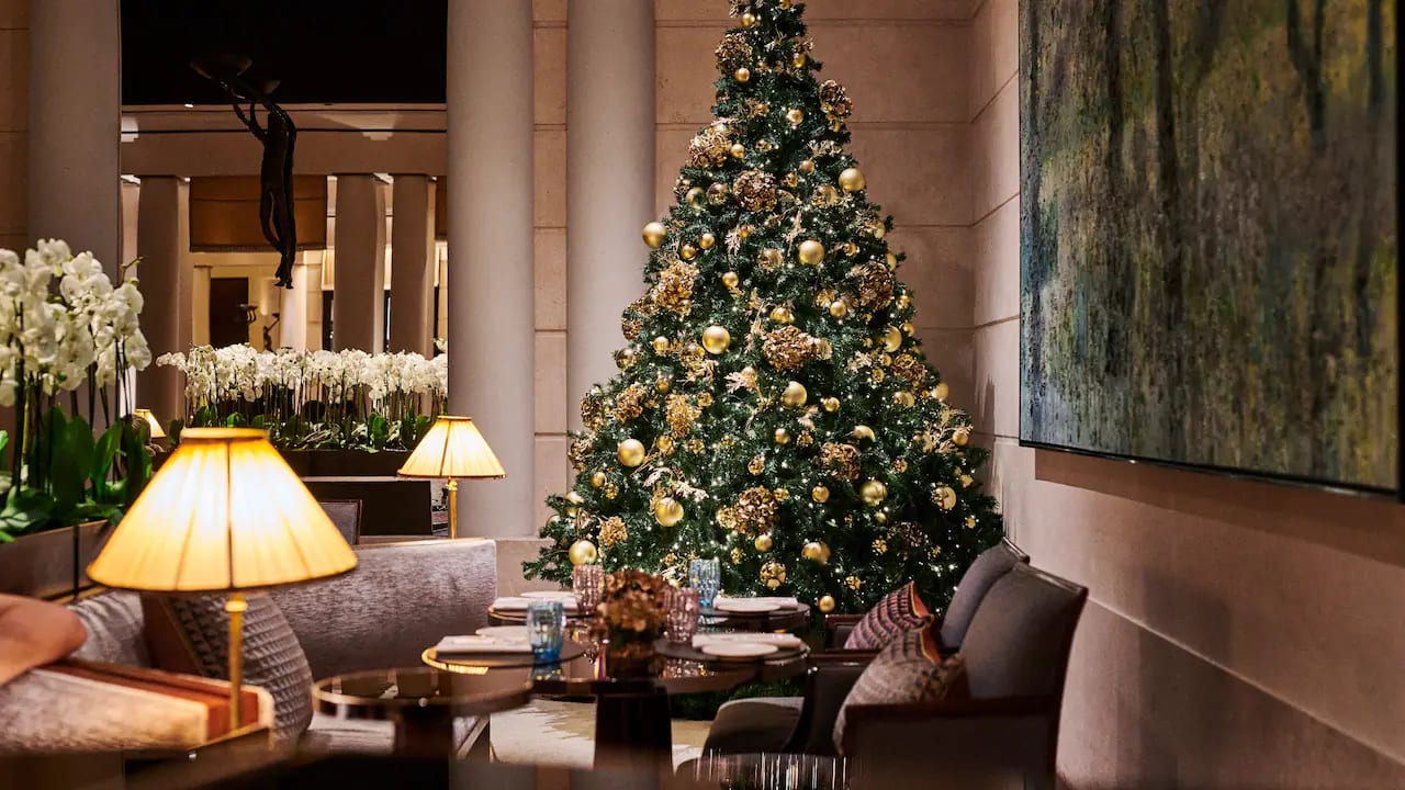 Parph P1724 Cafe Jeanne Christmas Tree.16x9