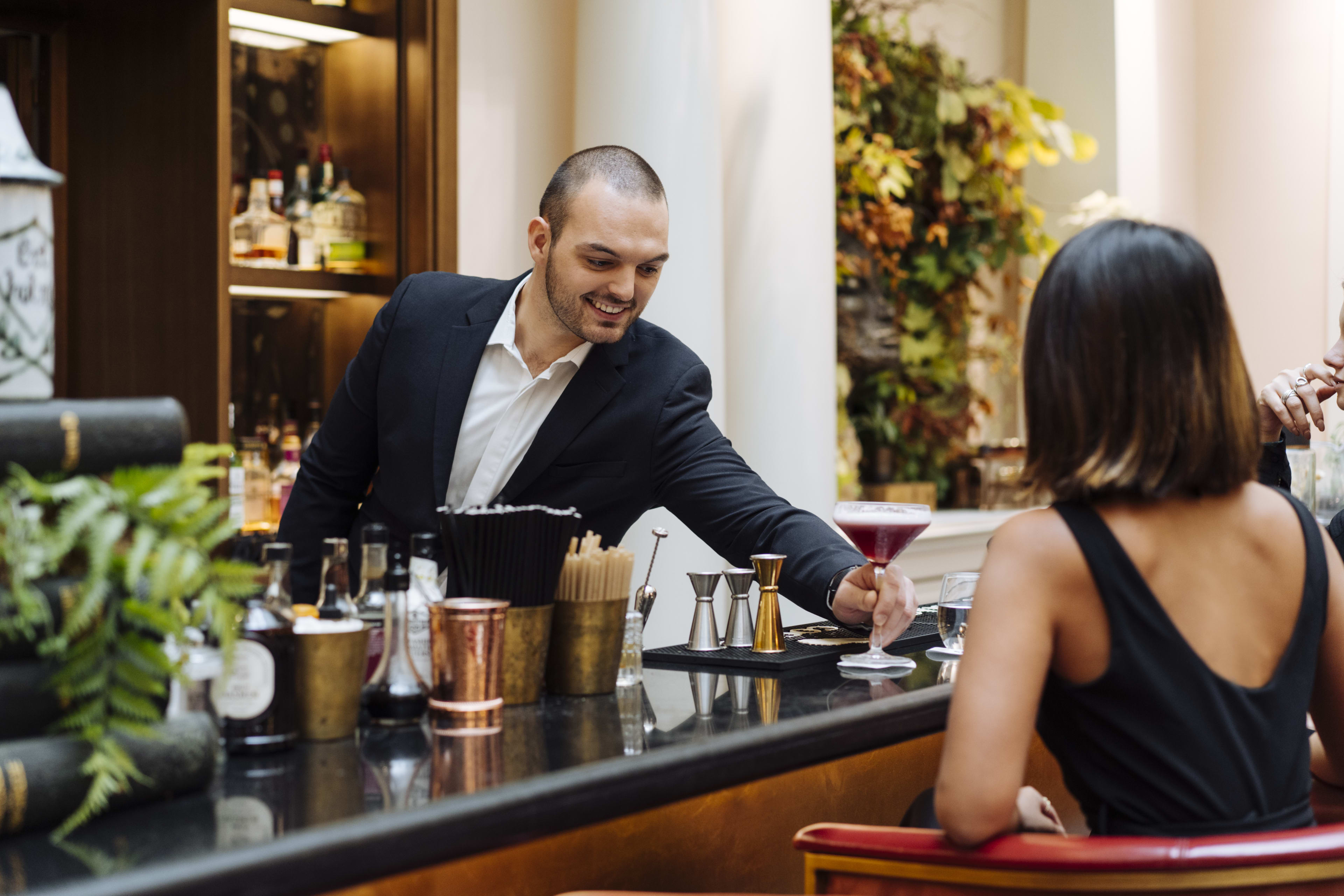 Paraz Hr France Shooting Bar Serving Client (1)