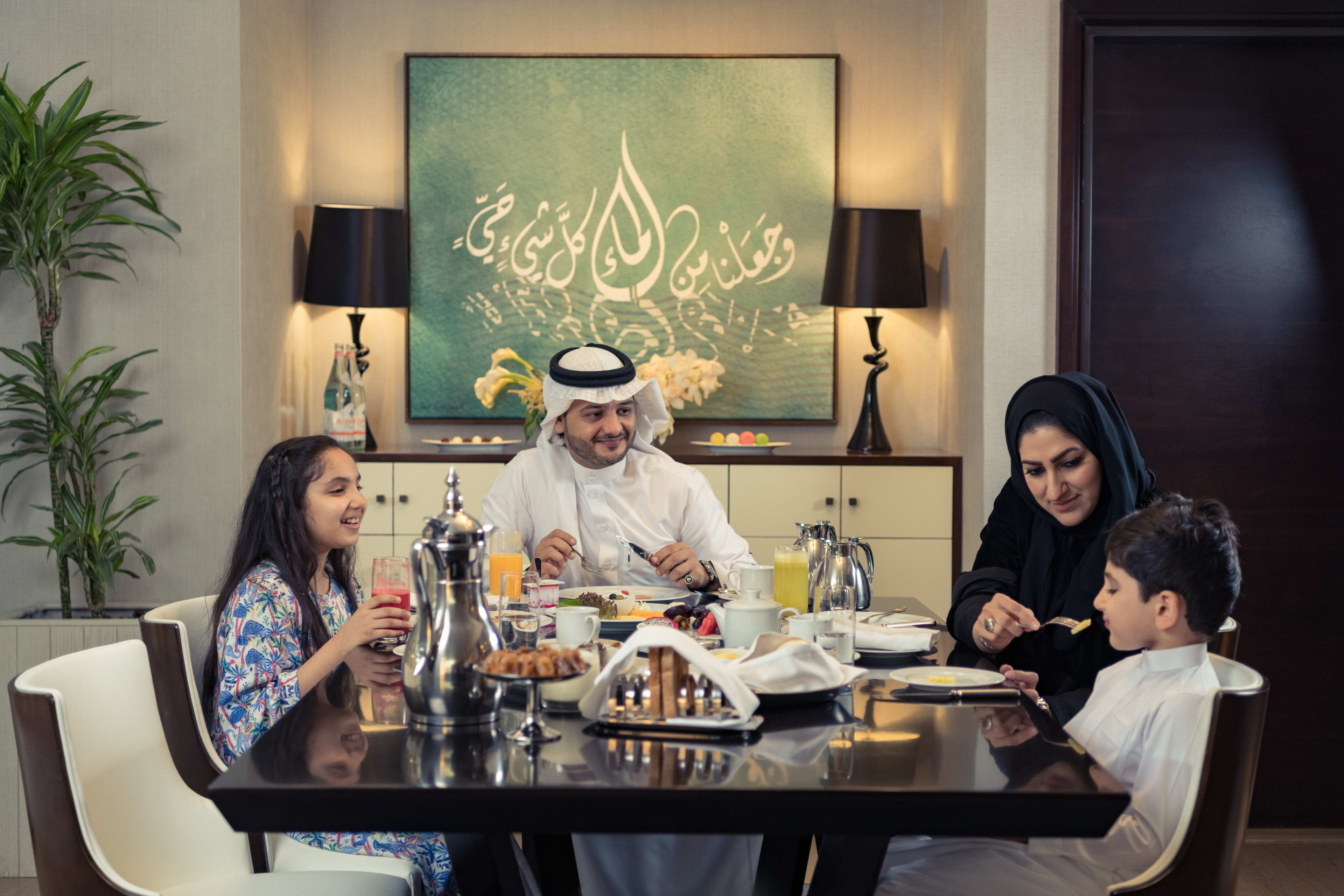 Hyatt Regency Makkah Jodc P064 Family in the Dining Area