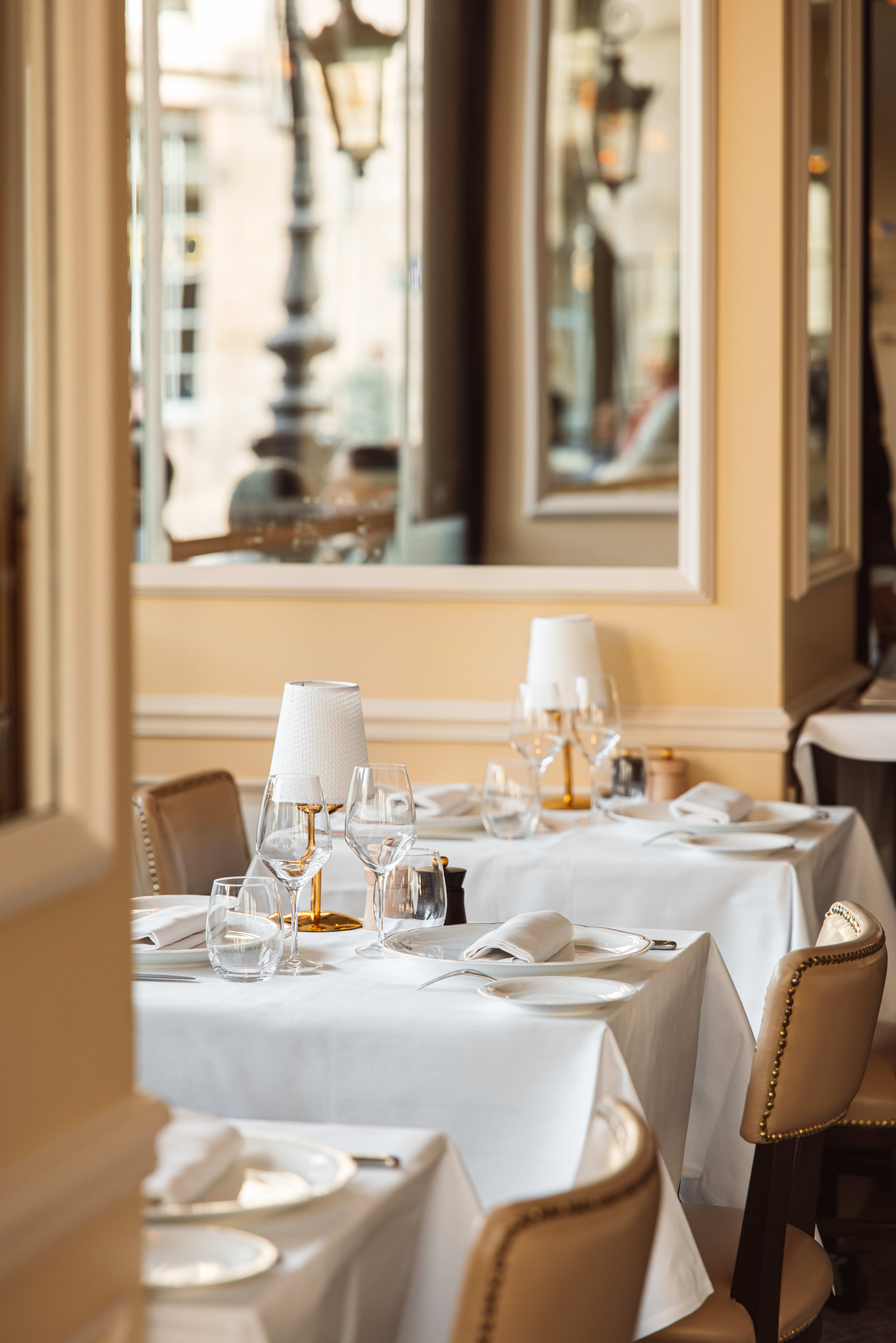 Brasserie Du Louvre Tables Views