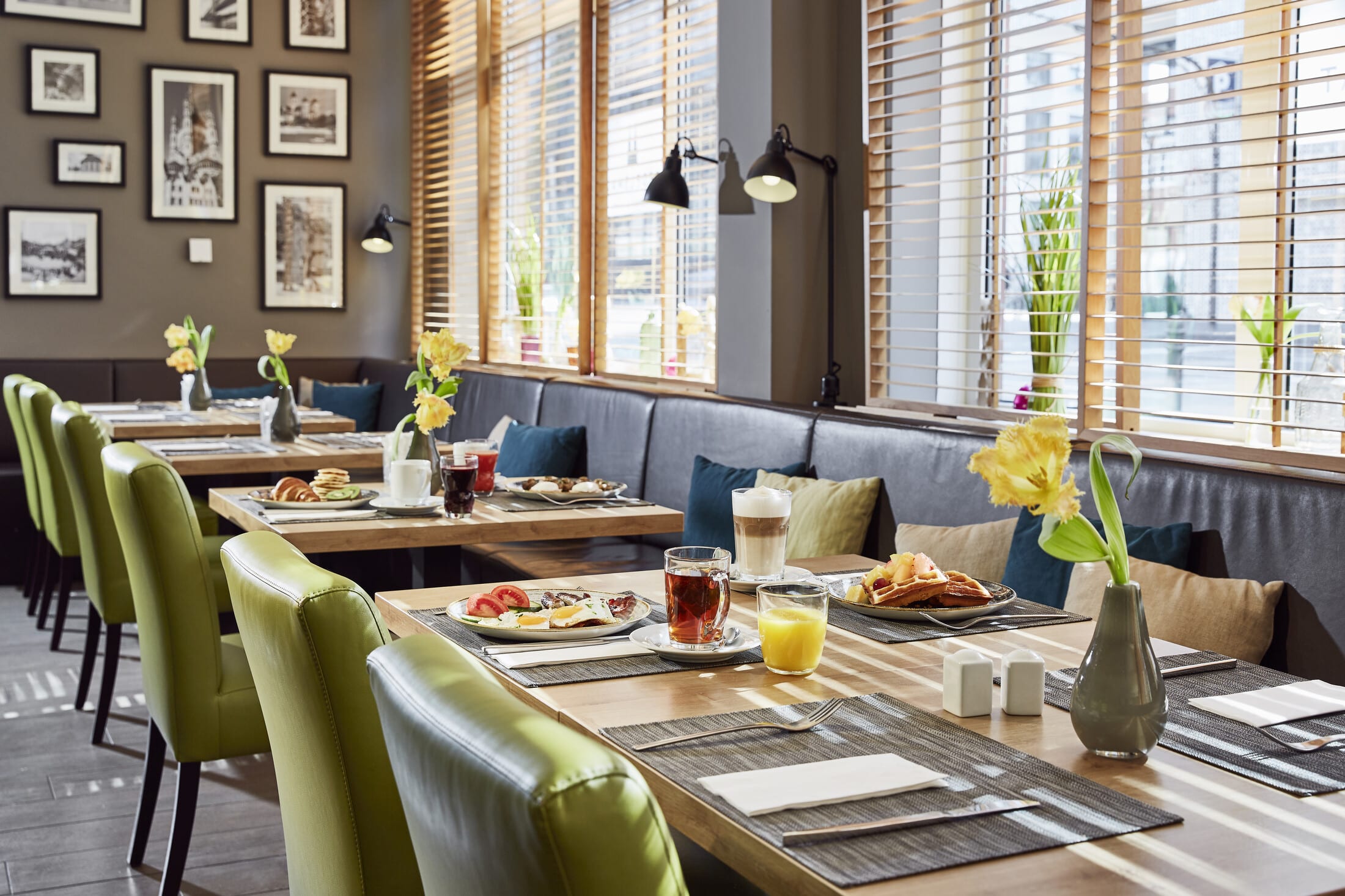 R S26223 Cgnjd Restaurant Breakfast Scr