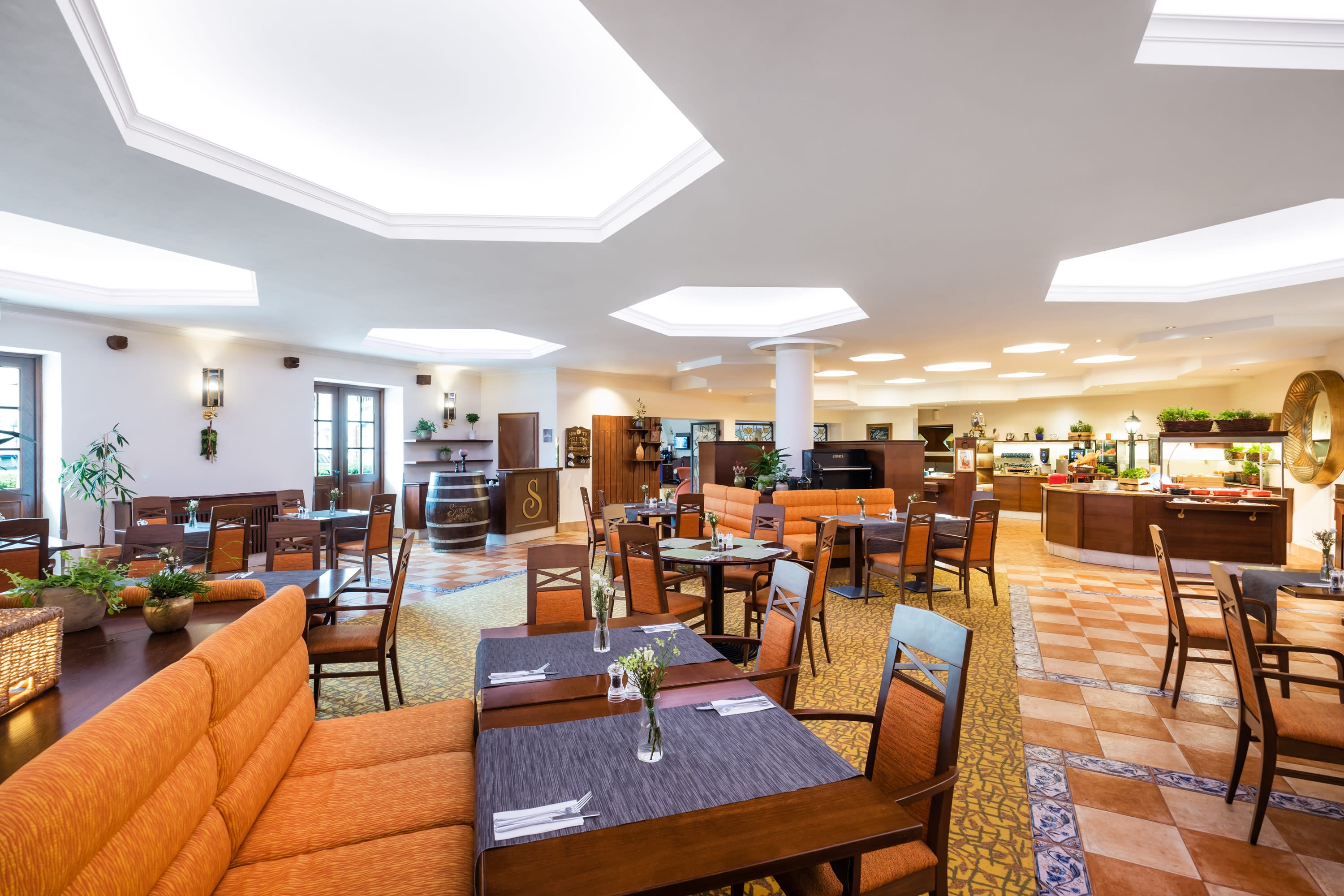 R S27543 Prgjp Restaurant Overview 1