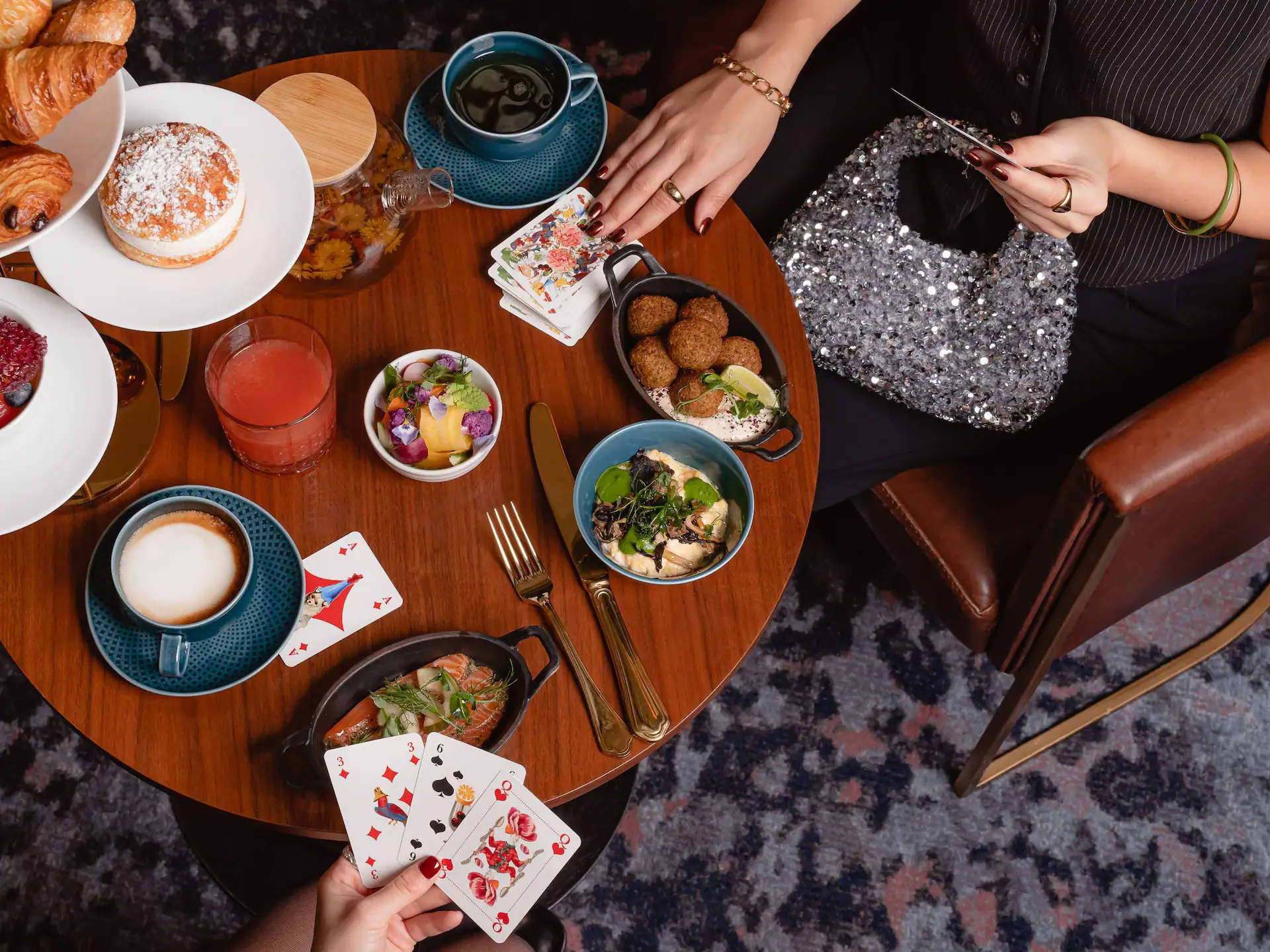 Paraz P0710 Officine Du Louvre Festive Brunch Medium Shot Playing.4x3