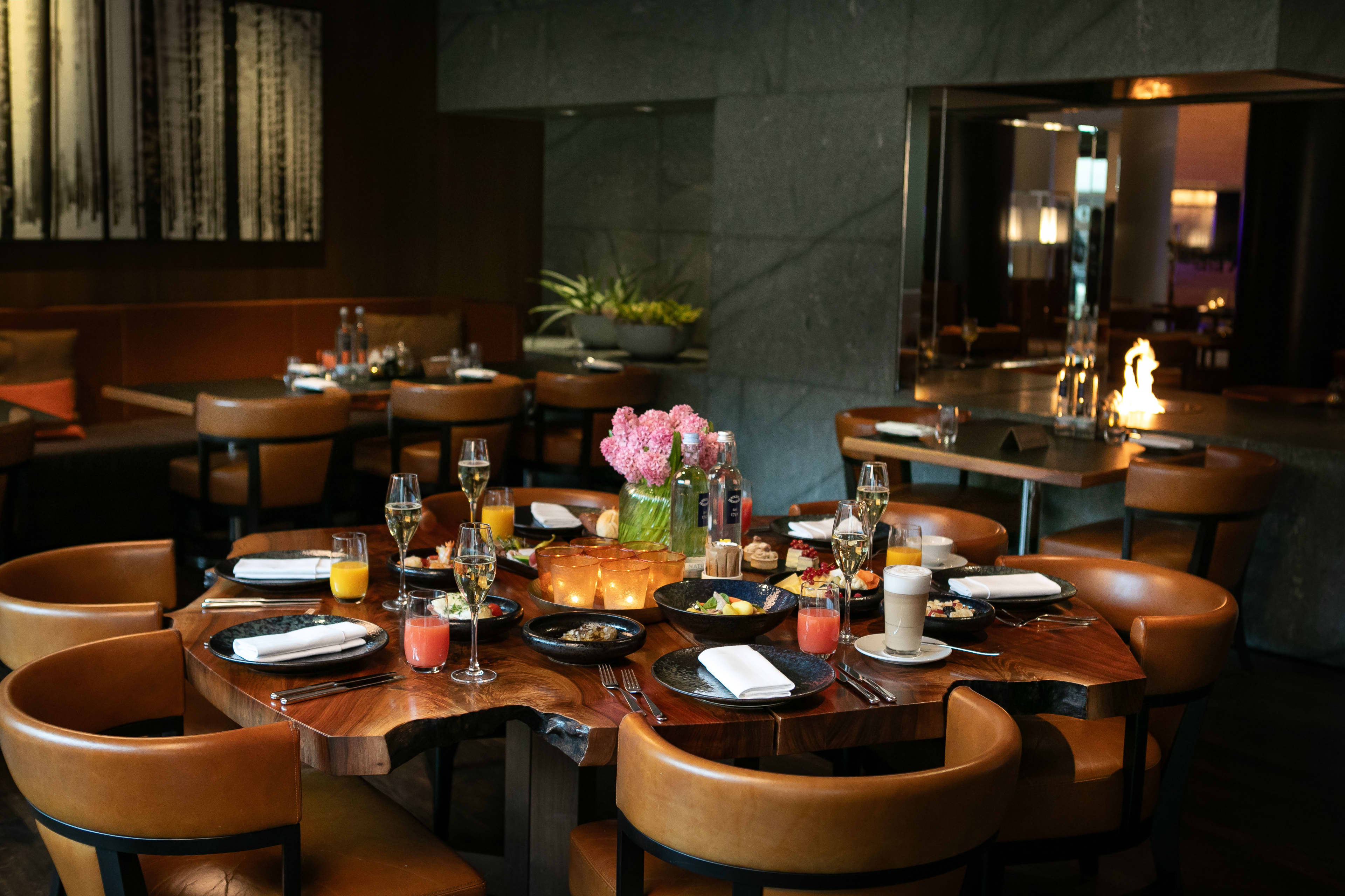 Bistro Mitte Foto Von White Kitchen 20250123 Extra Grand Brunch Tisch