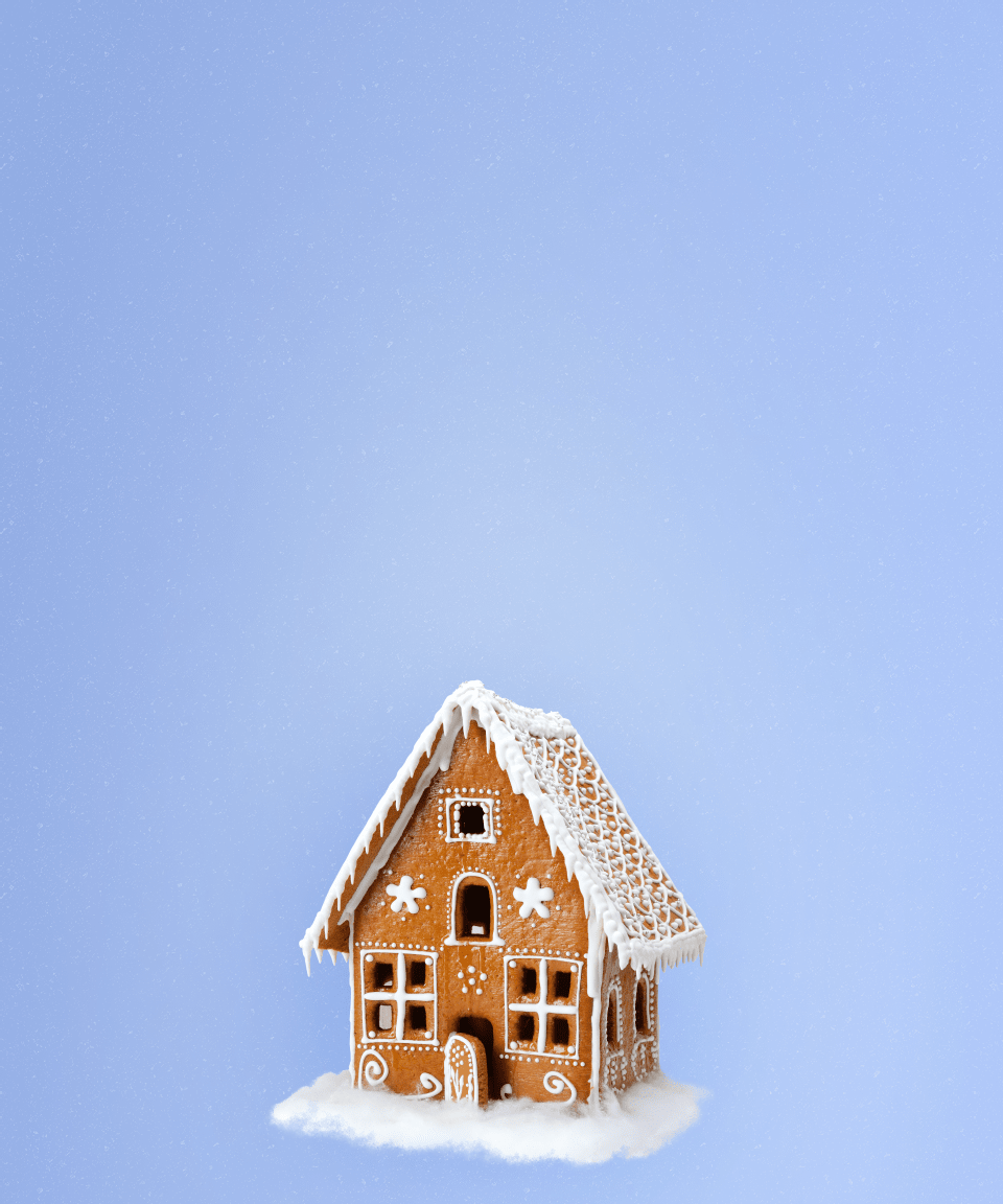 Gingerbread house decorated with frosting (small)