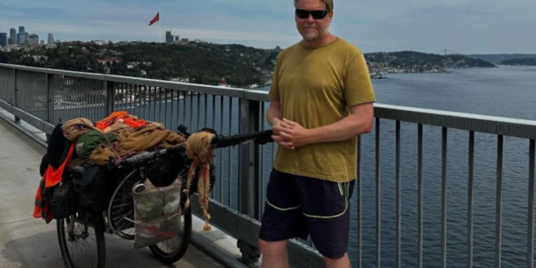 KARL BUSHBY WALKING AROUND THE WORLD FOR AN INCREDIBLE 28 YEARS  
         