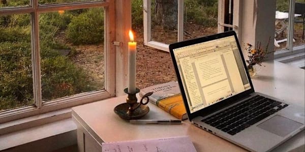 Writing when you work a full-time job Hi besties,I won't lie. This is my
