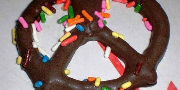 Recipe| Dessert| Chocolate Dipped Peanut Butter Pretzel Bites by Dennis