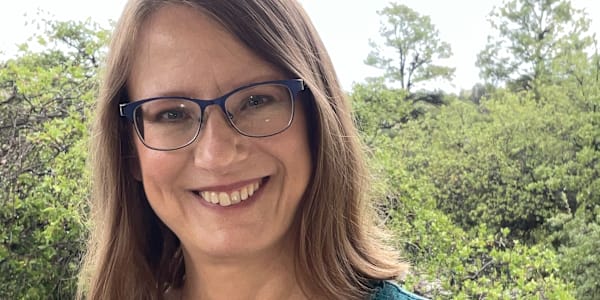 Kendra Interviews...Michele Pariza Wacek! Hey there, mystery mavens—it’s