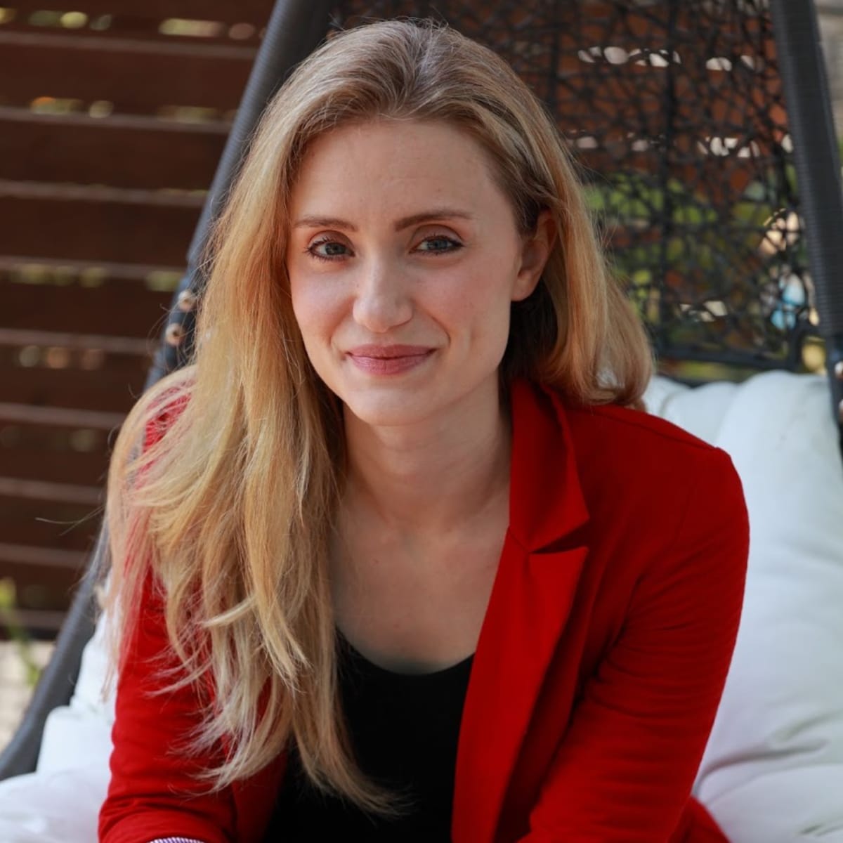 Elizabeth Ricker - Award-Winning Neuroscience Author & Brain Researcher