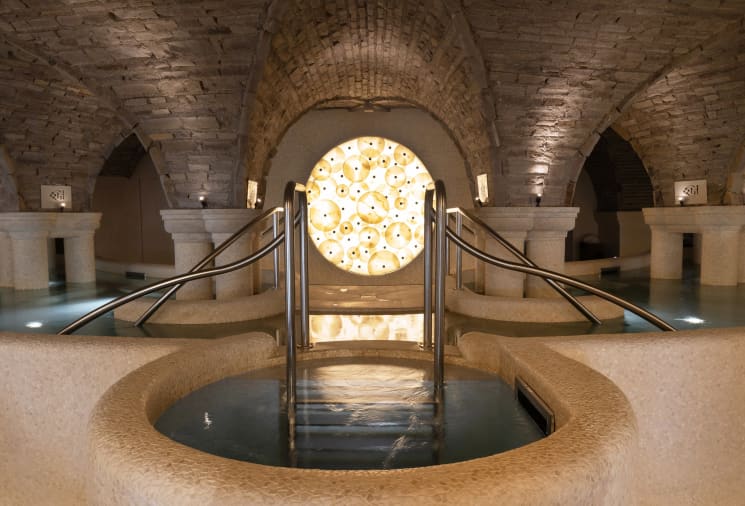 Bassin et disque lumineux sous les voûtes du spa, Grand Hôtel Saint-Jean-de-Luz