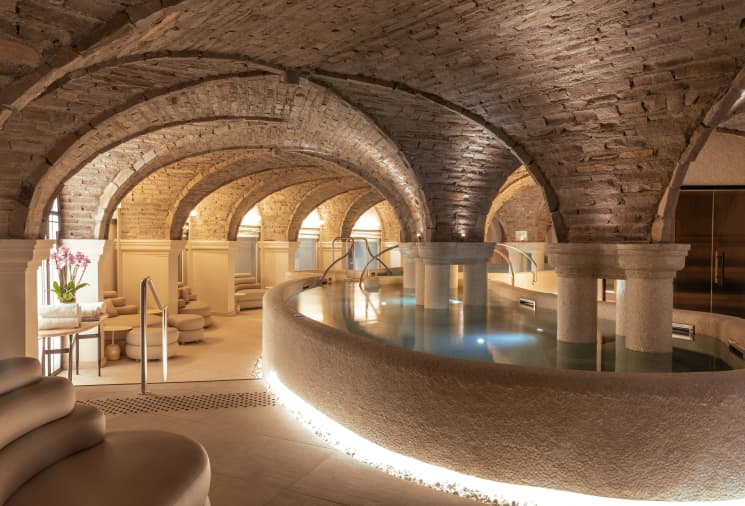 Bassin sous les voûtes en pierre du spa, Grand Hôtel Thalasso & Spa Saint-Jean-de-Luz