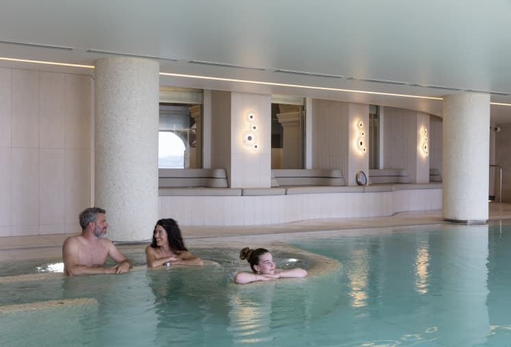 Famille dans la piscine intérieure du centre thalasso, Grand Hôtel Saint-Jean-de-Luz