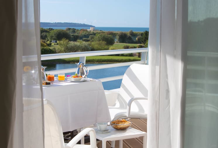 Terrasse chambre grand large Hôtel Miramar La Cigale Port Crouesty - séjour thalasso Bretagne