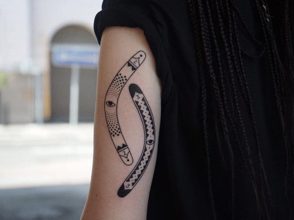 boomerang with eyes and pattern tattoo by Nikakun