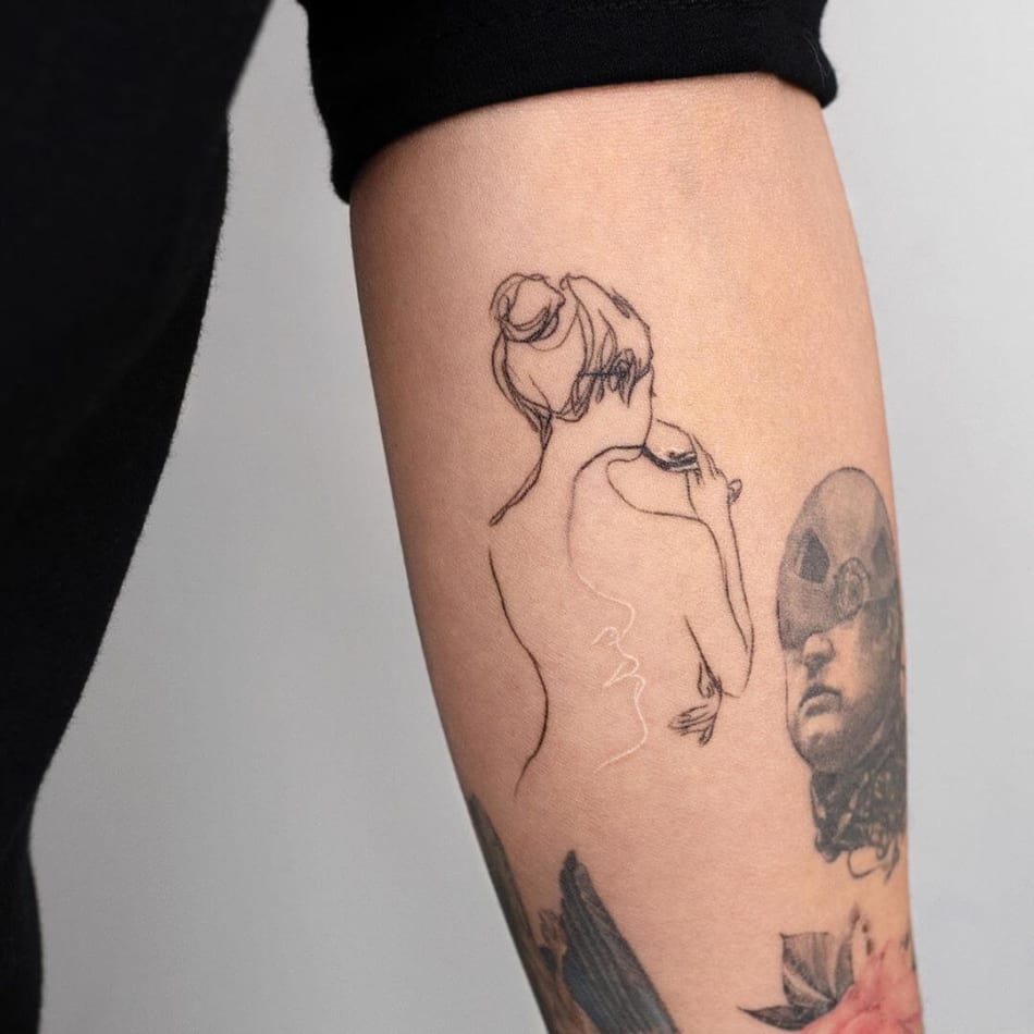 Tattoo of a woman drinking wine in sketched style by Pauline tattoo