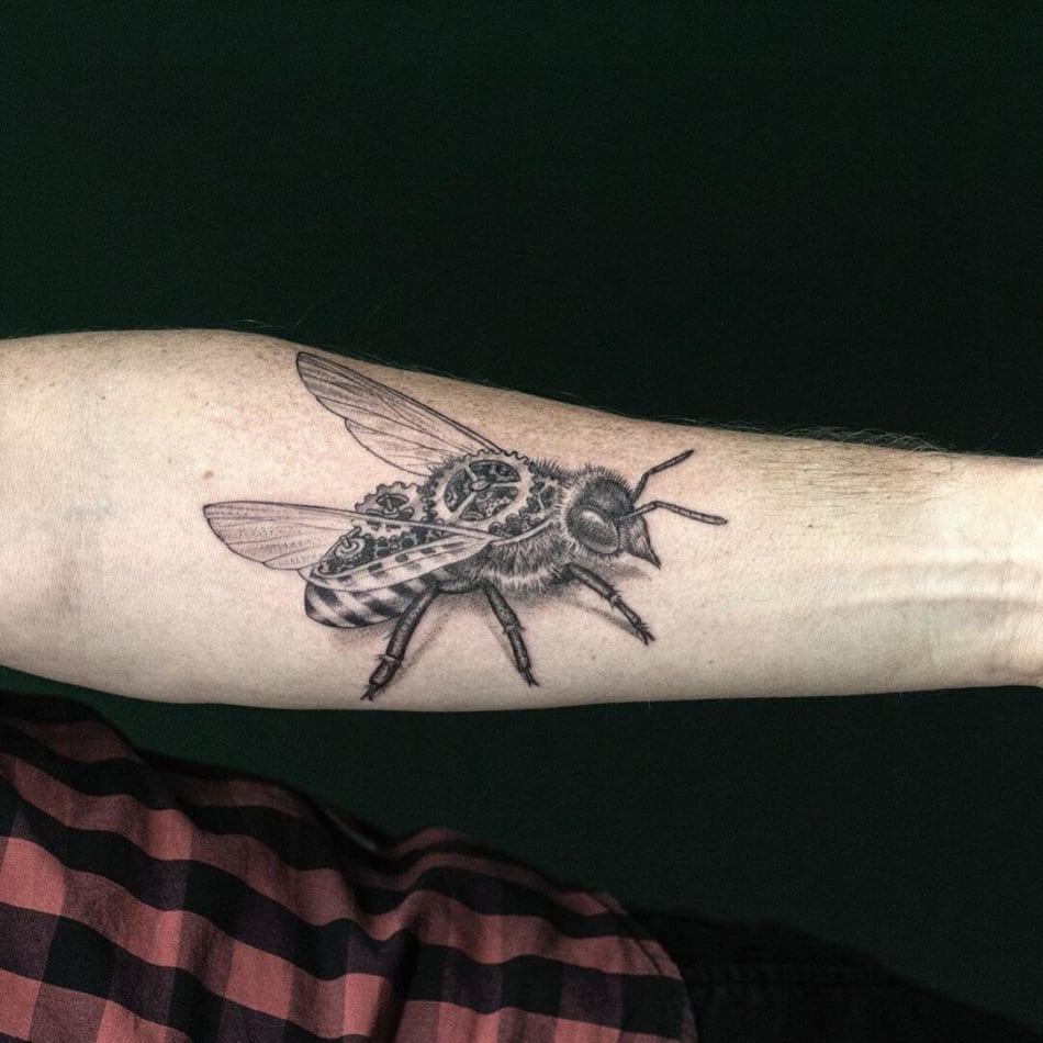 Bee tattoo showing underlying mechanics by Sven Rayen