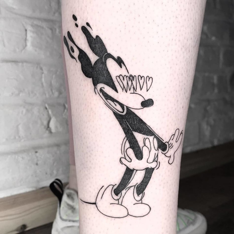 Tattoo showing mickey mouse in action with heart eyes