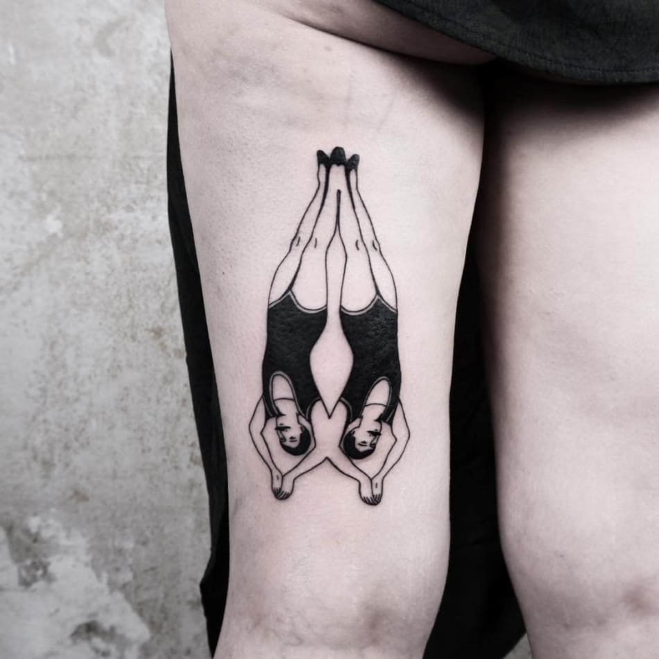 Tattoo on the leg of two man diving