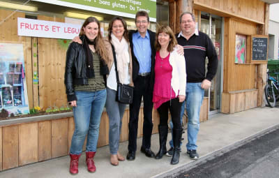 Le comité de l’AEBE devant le magasin