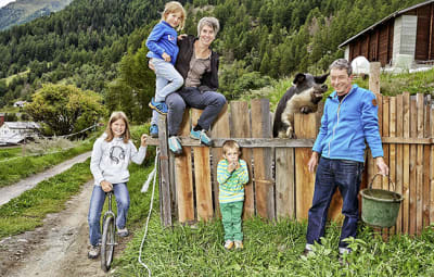 Alle sind gerne auf dem Hof, v.l.: Lorina (Freundin von Meret), Meret, Rebekka, Seraphin und Jürg. (Bild: Rene Ruis)