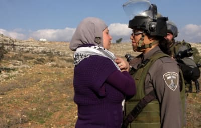 Eine palästinensische Frau stellt sich während den wöchentlichen Protesten einer israelischen Offizierin der Grenzpolizei entgegen.