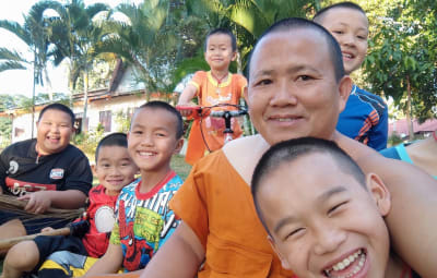 Bambini del Wat Arunothai