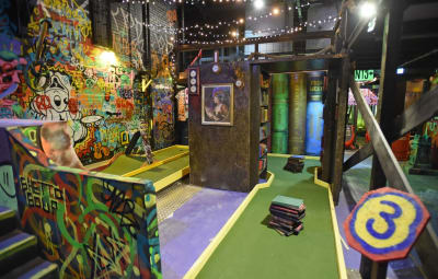 Movie-themed minigolf