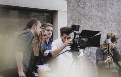 Ce qui fait une bonne vidéo de projet – 8 exemples et bonnes pratiques pour votre campagne de crowdfunding