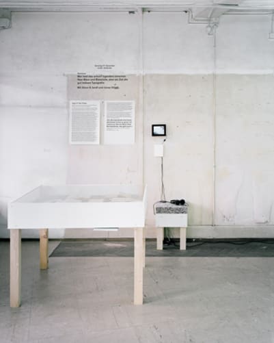 Hocker und Vitrine von Fredrik Paulsen, Foto: Rasmus Norlander