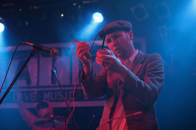 Doing it with an apple, in Tokio-Shinjuku Marz (Photo: James Hadfield)