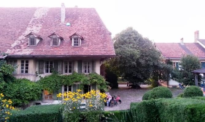 Une des trois bâtisses du magnifique manoir du 18 siècle au bord du lac de Morat 