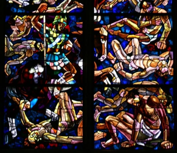«…das grausige Röcheln der Männer, als ihnen mitten im Satz des Gebets die Kehle durchgeschnitten wurde…» (Fenster Abteikirche St. Maurice)