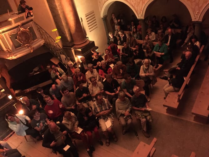 Begeistertes Publikum während Konzert für Trompete und Orgel in der Kirche