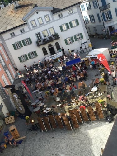 Blick auf den Dorfplatz mit vielen Gästen