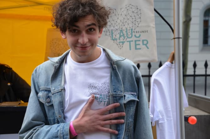 Lauter Freunde Tasche (im Hintergrund) und T-Shirt, stolz getragen von Joscha (Max & the McForelles)