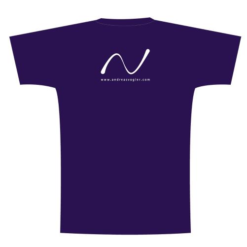 EUR 33. Du erhältst ein exklusives aubergine farbenes T-Shirt in ihrer gewünschten Grösse mit Andreas Vogler Studio LOGO Aufdruck.