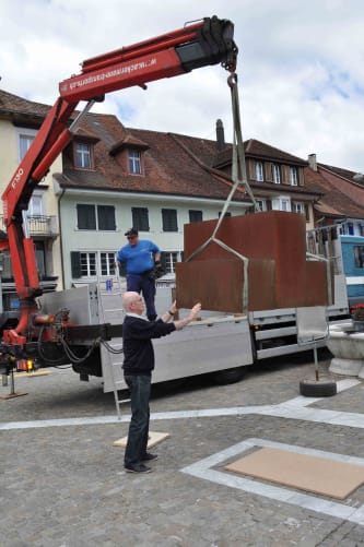 Jean Mauboulès platziert sein Kunstwerk