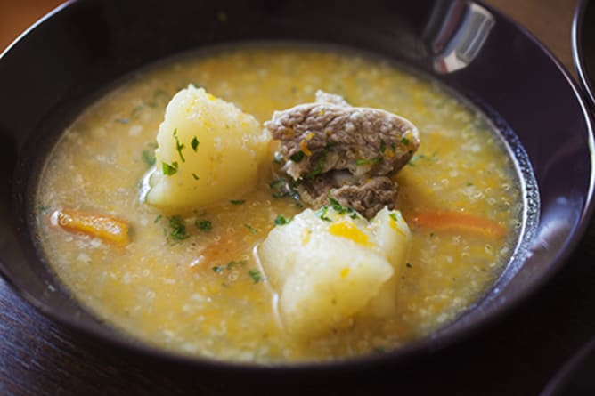 Plat de résistance péruvien : soupe au qinoa à la viande et aux pommes de terre