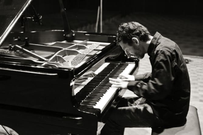 Yannick Délez, a piano artist from French-speaking Switzerland