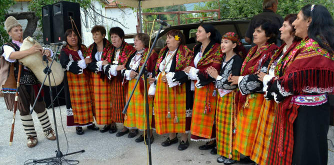 Die Gesangsgruppe ist die einzige gemeinschaftliche Aktivität im Dorf. Und wer ist der fesche junge Bursche da?