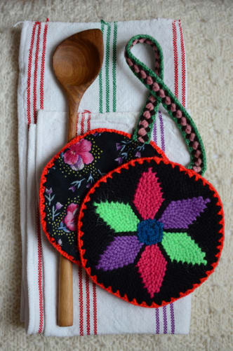 Комплект с хватки и други кухненски красоти / A set with a potholder (hvatki) and other beautiful kitchen utensils