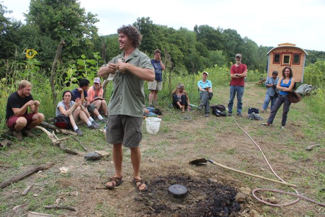 Seminarteilnehmer im Sommer am WildnisKulturHof