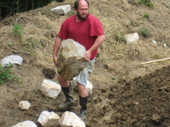 Benjamin beim Steineweitwerfen