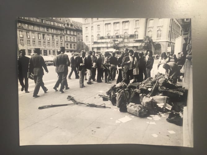 Dépôt des armes devant le Palais Fédéral